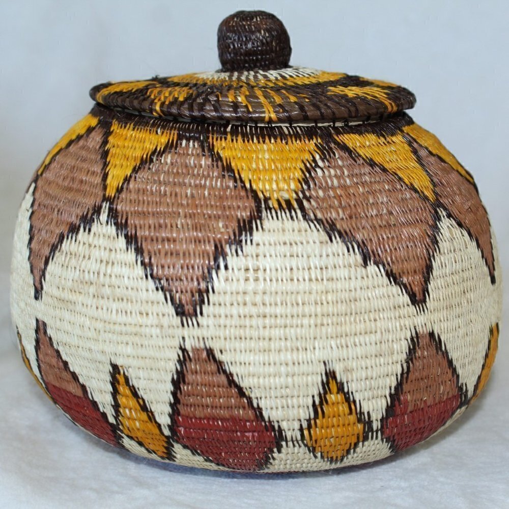 Panamanian Indian hand woven basket native Embera Wounaan triangle patterns